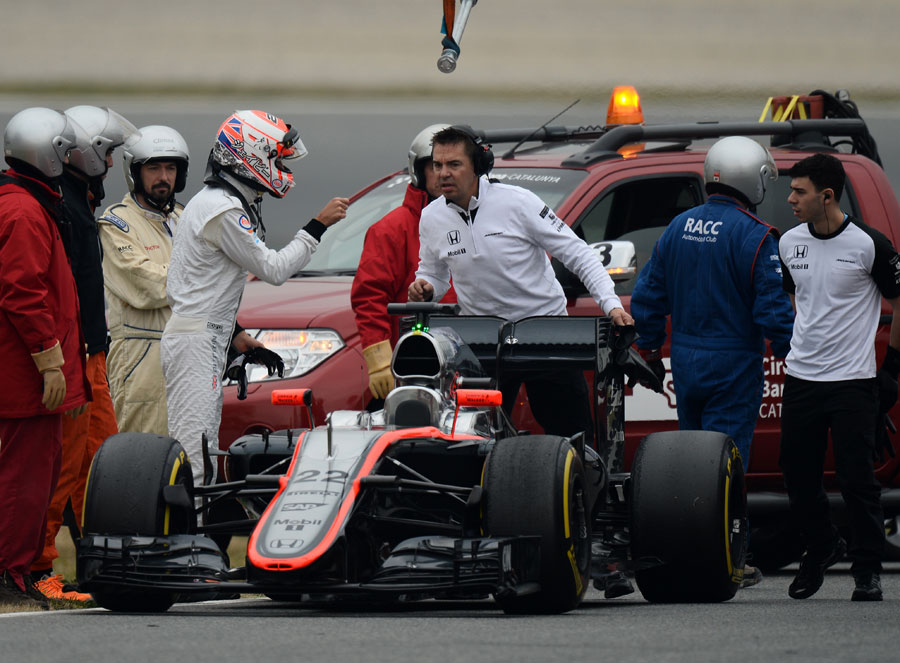 Jenson Button speaks to Honda mechanics after his McLaren stopped on track
