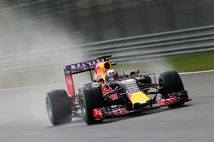 Daniel Ricciardo ploughs through the spray in qualifying