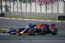 Marcus Ericsson and Daniel Ricciardo battle for position