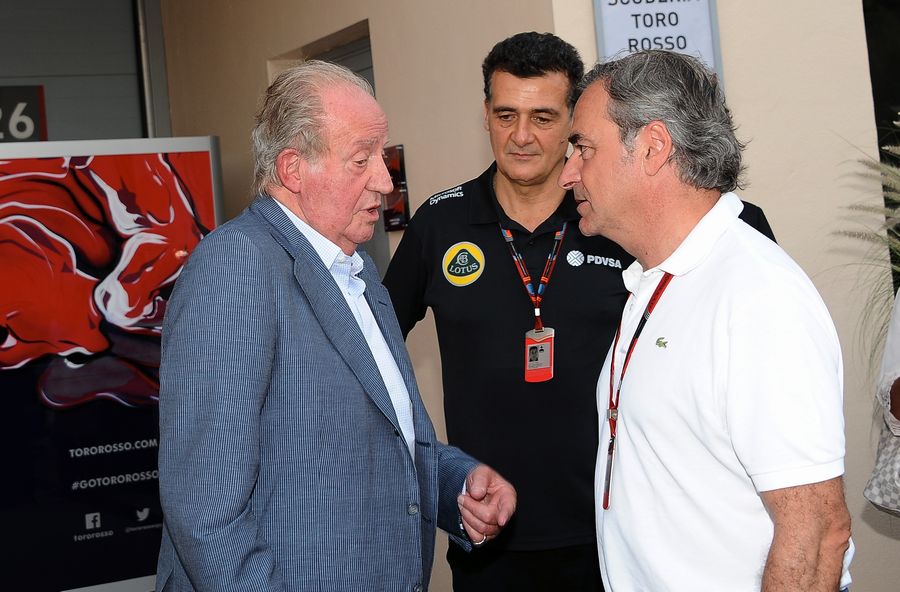 Juan Carlos meets Carlos Sainz and Lotus's deputy team principal Federico Gastaldi