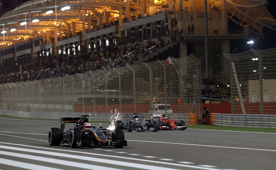 Lewis Hamilton tries to pass Kimi Raikkonen