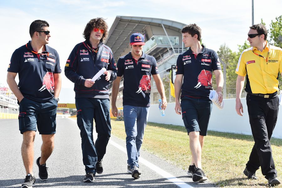 Carlos Sainz walks the track with his engineers