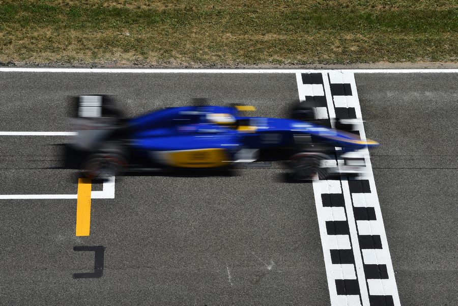 Marcus Ericsson approaches the start-finish line