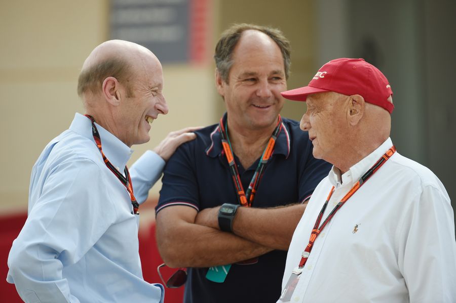Gerhard Berger chats with Niki Lauda and Donald Mackenzie