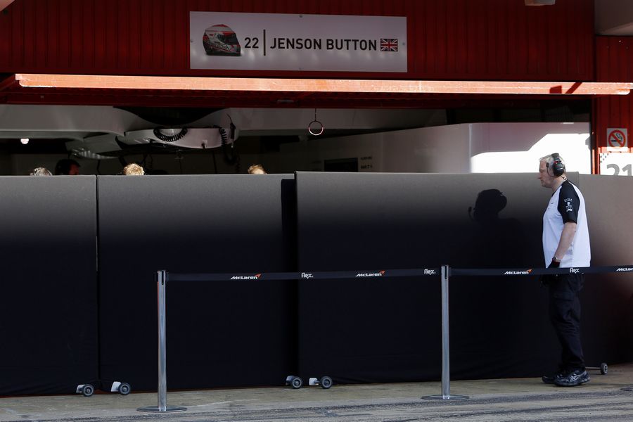McLaren puts screens in the garage