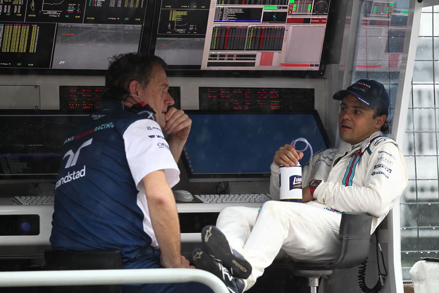 Felipe Massa chats with Steve Nielson while waiting for the rain to stop