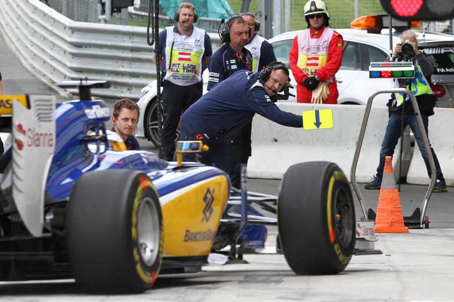 Marcus Ericsson makes a pit stop during FP1