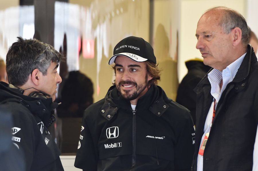 Peter Prodromou talks with Fernando Alonso and Ron Dennis