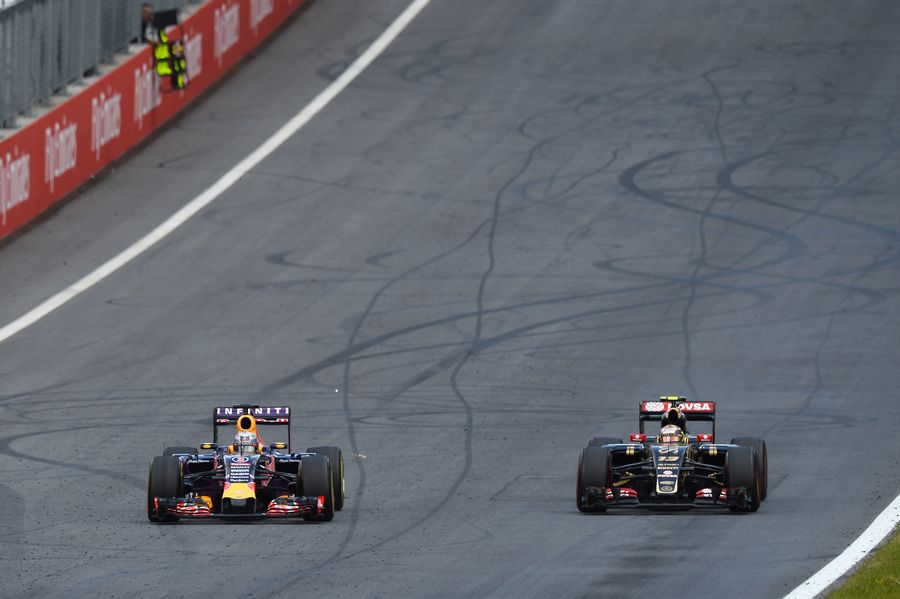 Daniel Ricciardo and Pastor Maldonado battle for a position