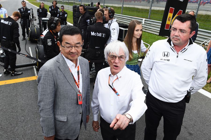 Takahiro Hachigo, Bernie Ecclestone and Eric Boullier on the grid