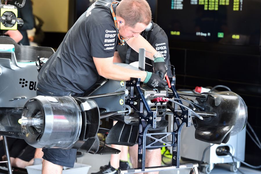 Mercedes works busy to fix Nico Rosberg's W06 after having a problem in FP1