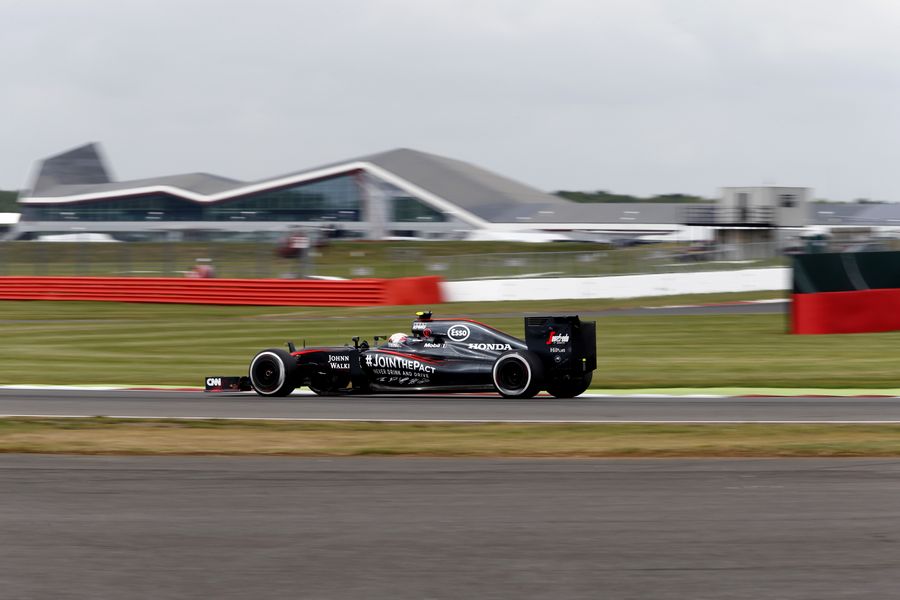Jenson Button struggles for grip in FP3