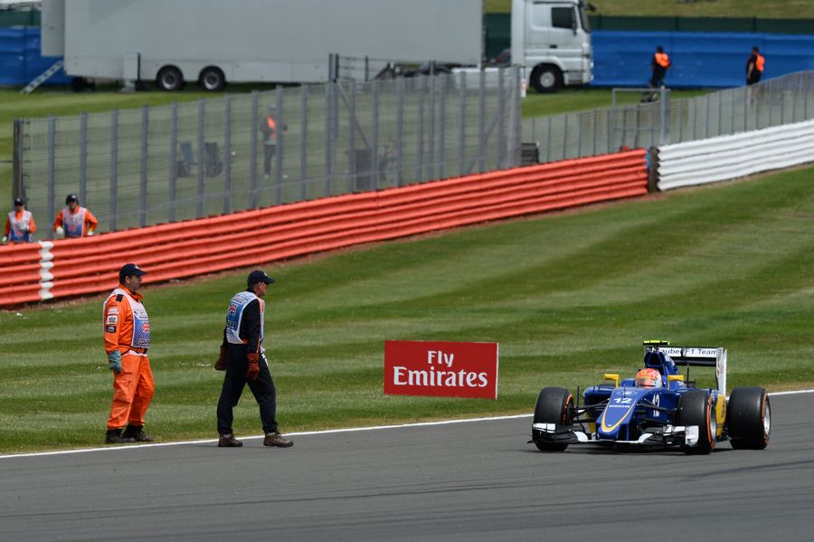 Felipe Nasr suffer an issue on his way to the grid