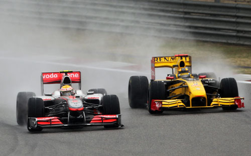 Lewis Hamilton pulls a move on Robert Kubica