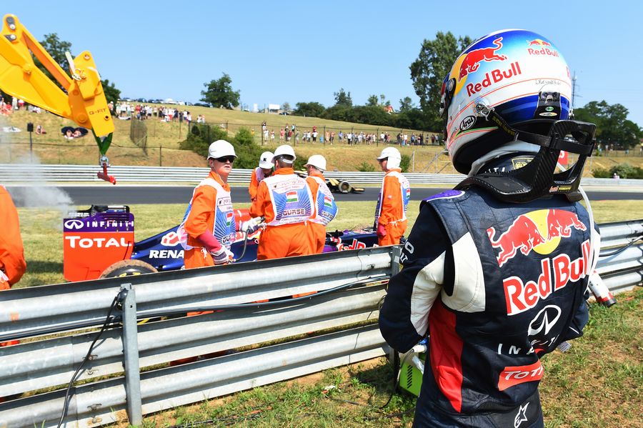 Daniel Ricciardo suffered engine failure in FP2