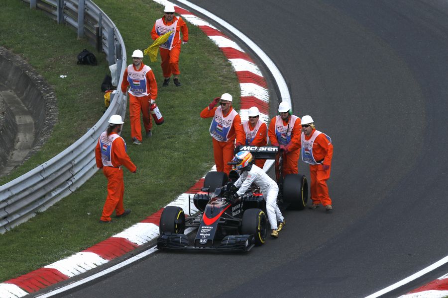 Fernando Alonso gets marshalls' help to push his MP4-30