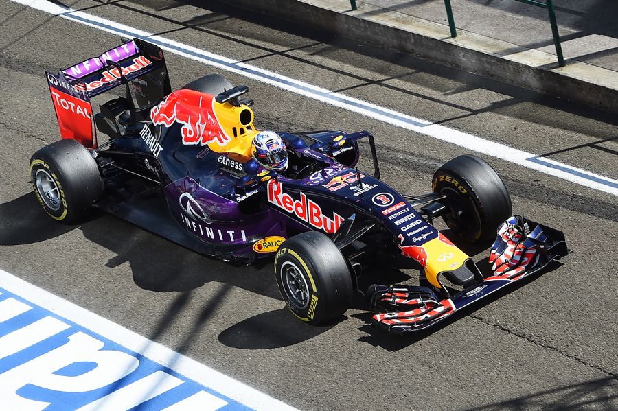 Daniel Ricciardo makes a pitstop with broke front wing