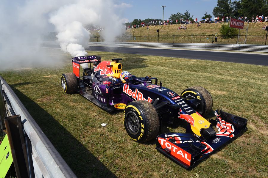 Daniel Ricciardo suffered engine failure in FP2