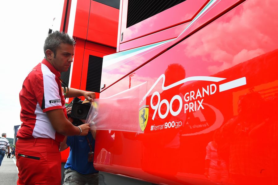 Ferrari mechanic applies 900th GP logo