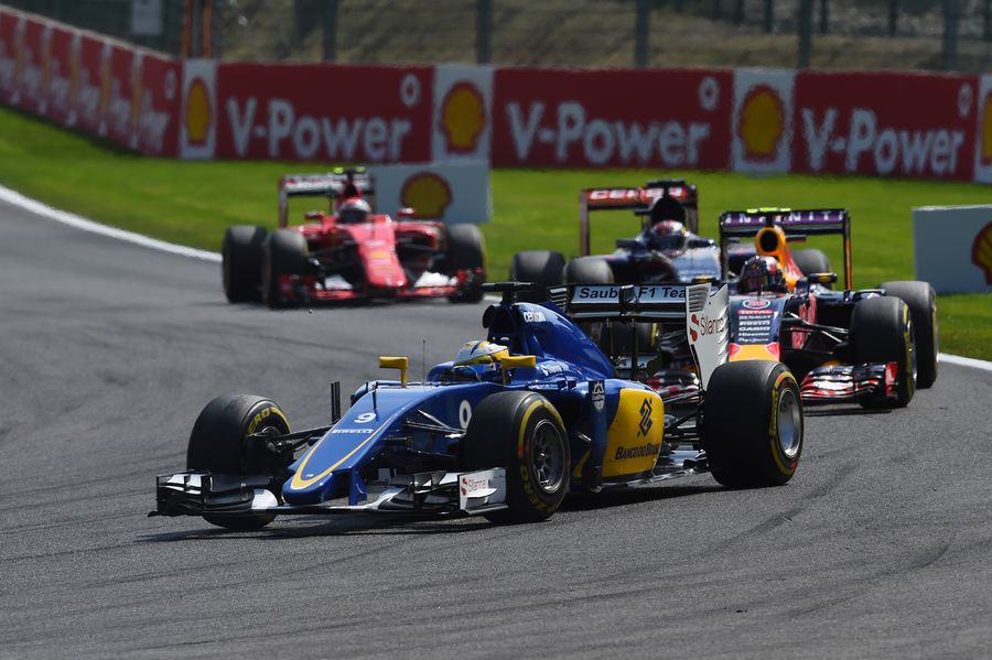 Marcus Ericsson leads Daniel Ricciardo