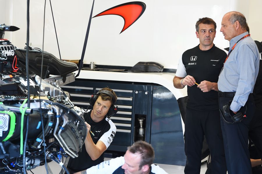 Ron Dennis talks with engineers in the garage
