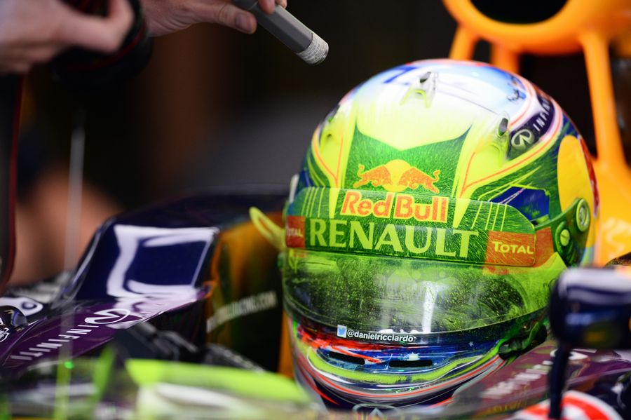 Daniel Ricciardo returns to garage after running with aero paint on his helmet