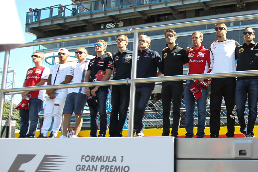 F1 drivers observed a minute's silence for the death of Justin Wilson