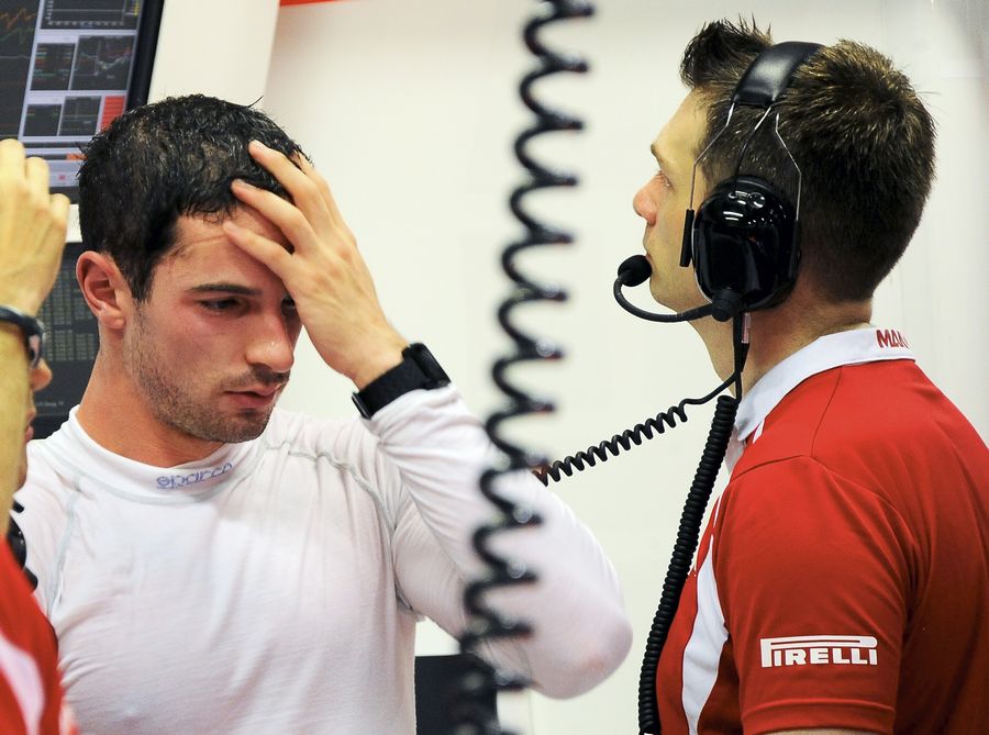 Alexander Rossi returns to the garrage after his crash in FP1