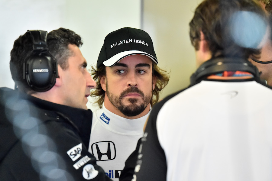 Fernando Alonso speaks with Andrea Stella