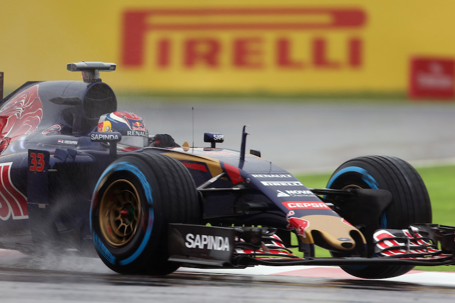  Max Verstappen rounds the apex in the wet condition