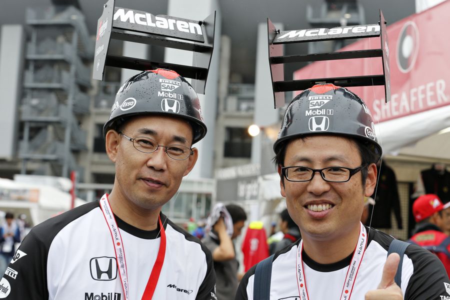 McLaren fans wear a homemade McLaren-Honda DRS flap-adjustable helmet
