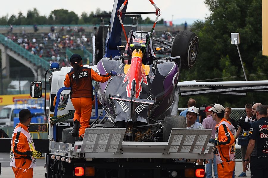 Daniil Kvyat's RB10 returns to the pit after the crash