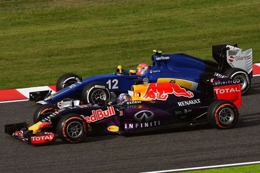 Daniel Ricciardo overtakes Felipe Nasr