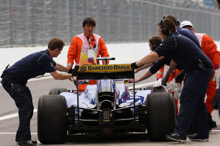 Sauber mechanics rush to Marcus Ericsson who stopped in the exit of pitlane