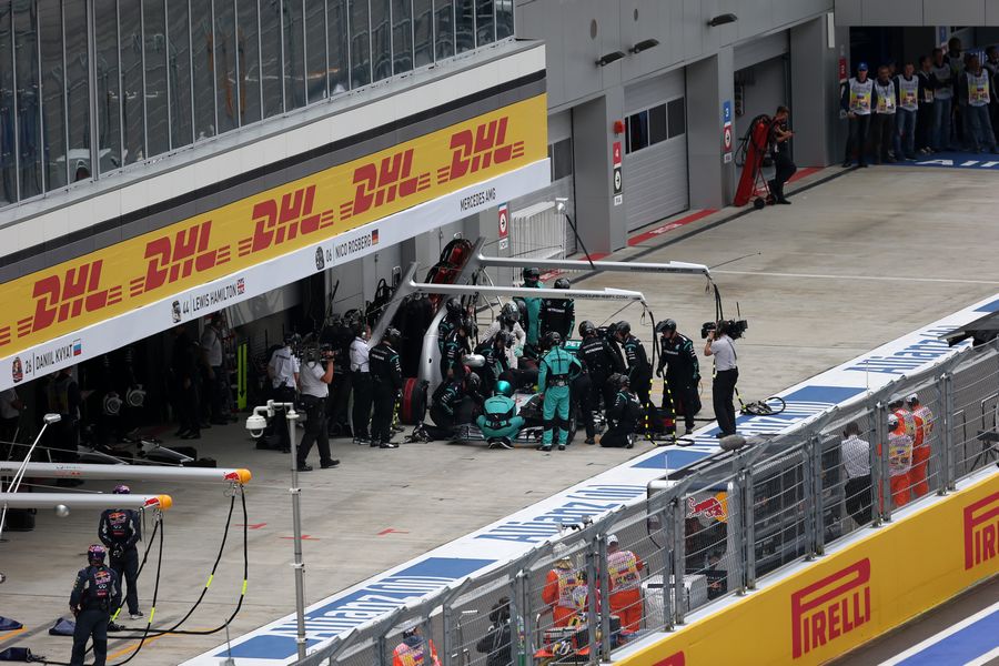 Nico Rosberg returns to pit after facing a trouble