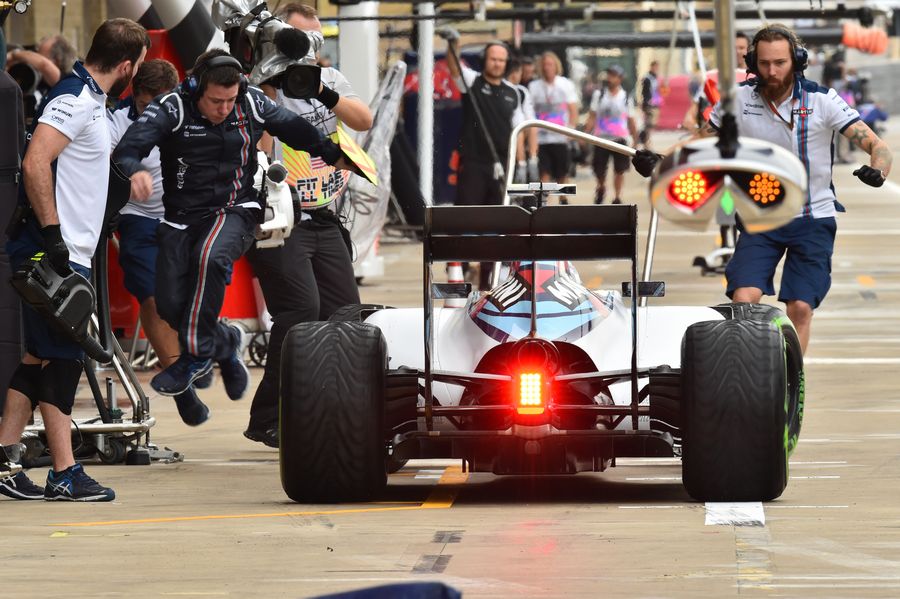 Williams mechanics have a narrow escape while Valtteri Bottas coming