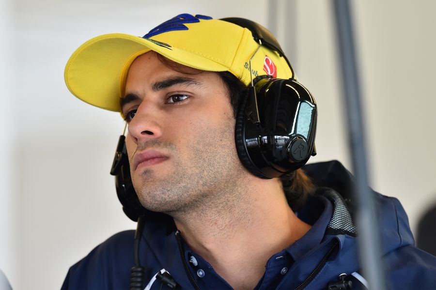 Felipe Nasr watches the session from the garage