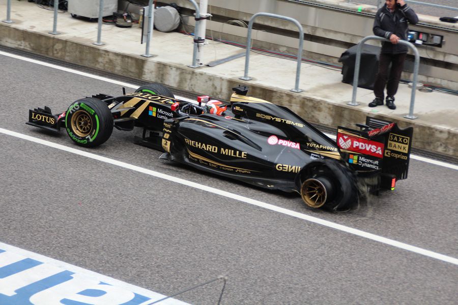 Romain Grosjean returns to the pit with rear puncture