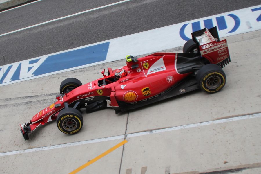 Kimi Raikkonen returns to the pit with broken front wing after his crash