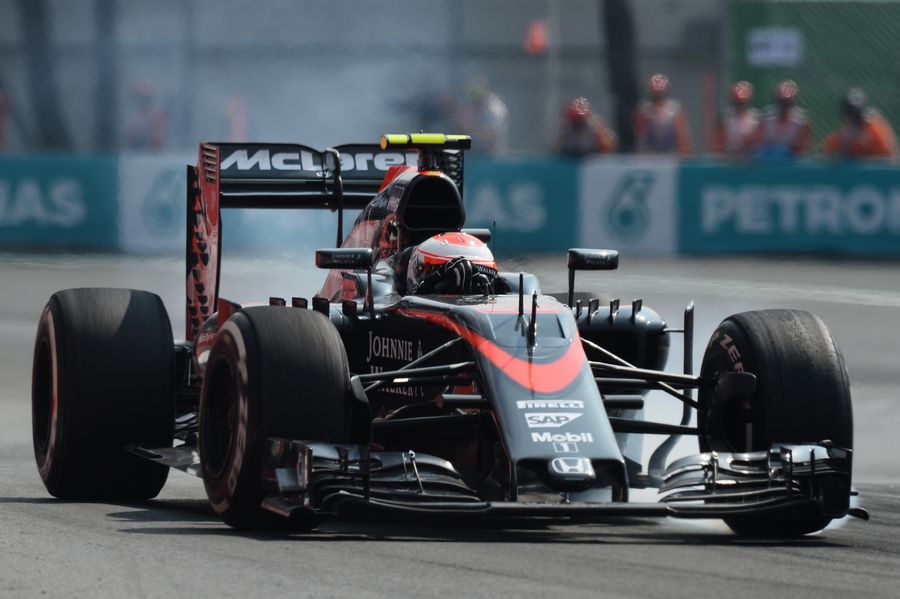 Jenson Button works hard to keep pace