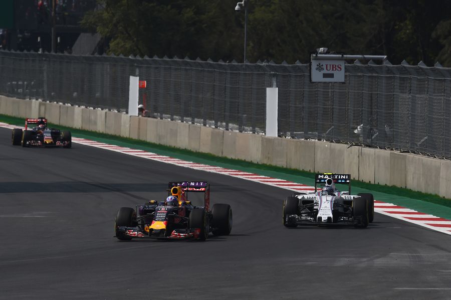 Daniel Ricciardo fights a position with Valtteri Bottas