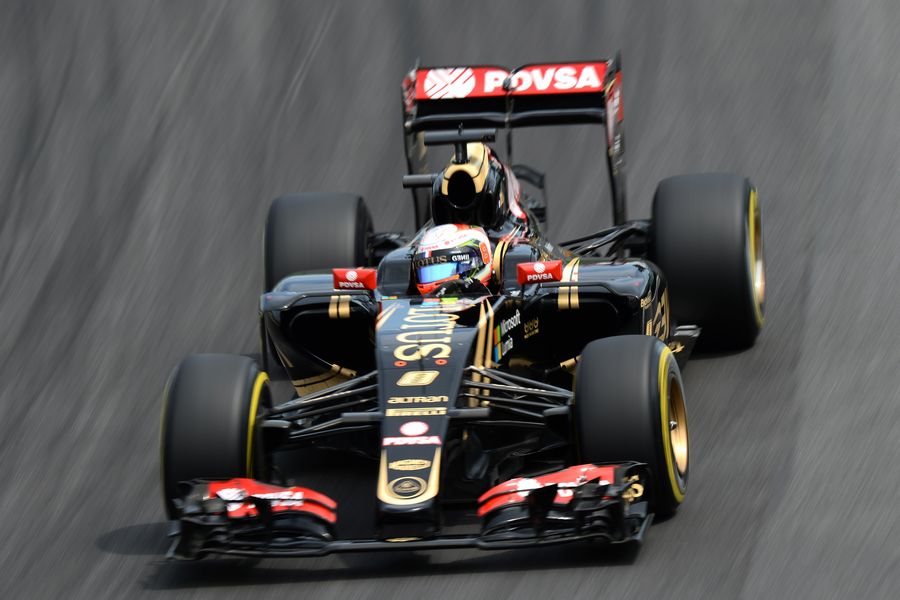 Romain Grosjean gets the power down during qualifying