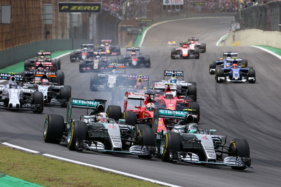 Nico Rosberg and Lewis Hamilton fight for a positin at the race start