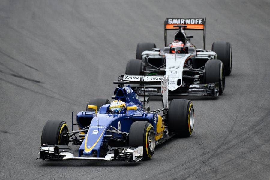 Marcus Ericsson defends his position from Nico Hulkenberg