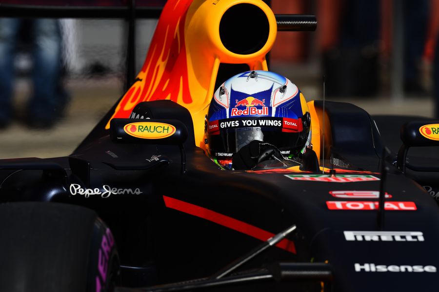 Daniel Ricciardo cranks on the steering lock in the RB12 with ultra-soft compound