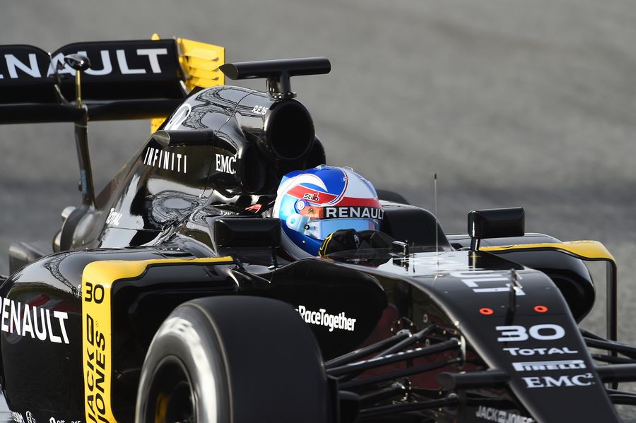 Jolyon Palmer cranks on the steering lock in the RS16