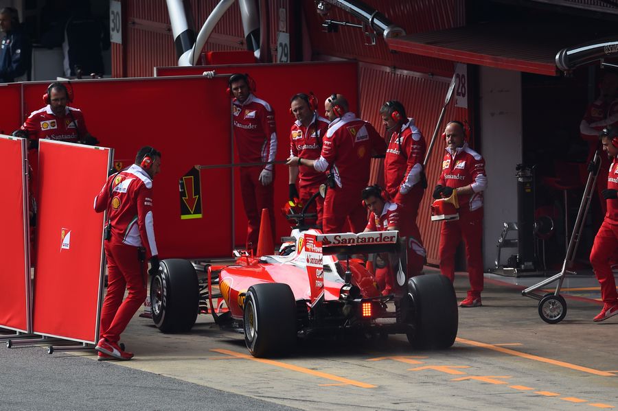 Ferrari puts screens as Kimi Raikkonen returns to the pit