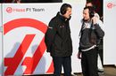 Guenther Steiner speaks with a Haas engineer