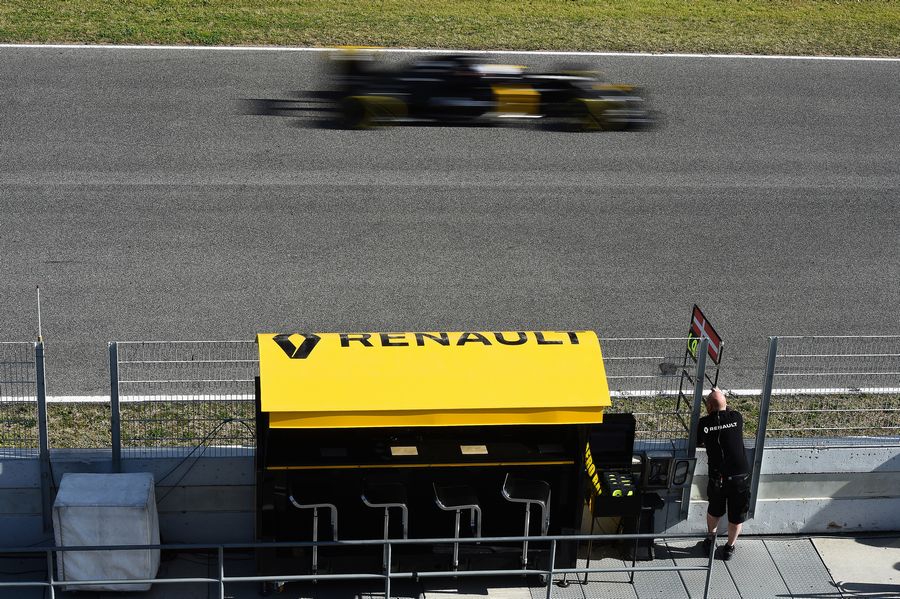 Kevin Magnussen passes the Renault pit wall