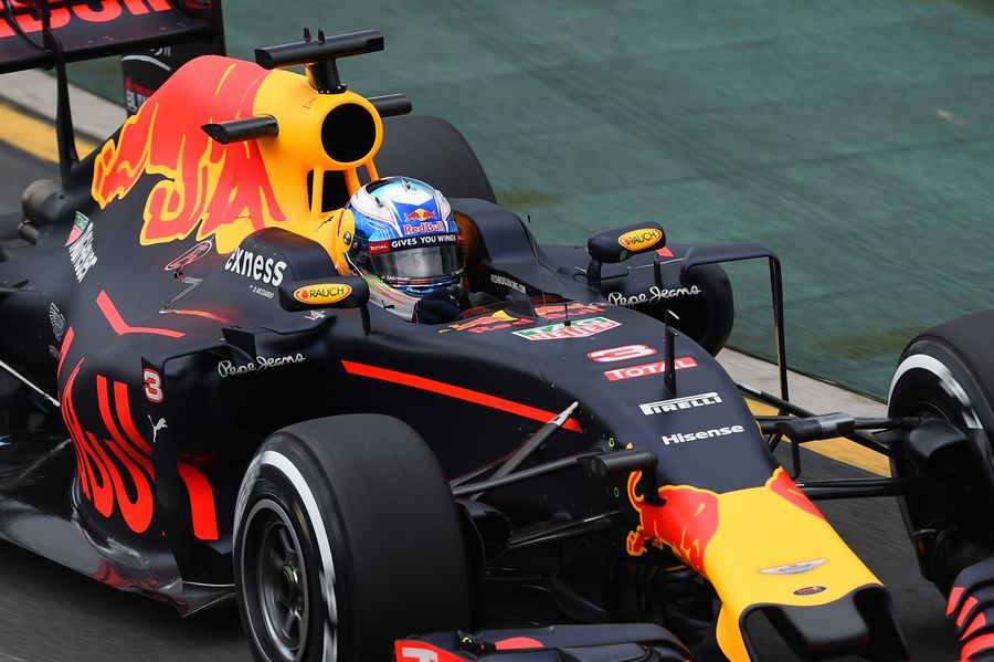 Daniel Ricciardo tries medium tyres on getting-dry track